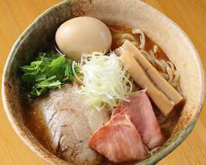 【人気No.2】 味玉焼きあご塩らー麺