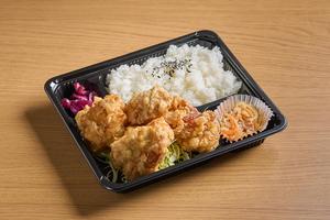 蓋がしまらないからあげ弁当