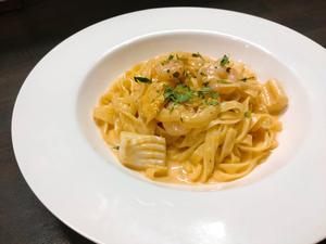 エビとイカのトマトクリームパスタ