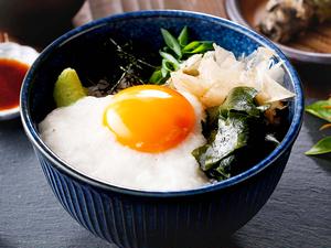 山かけとろろご飯とワカメと花かつお