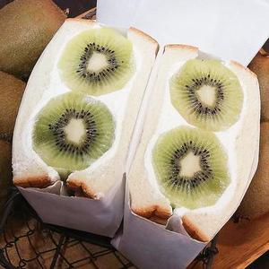 キウイフルーツサンドイッチ Kiwi fruit with whipped cream Sandwich