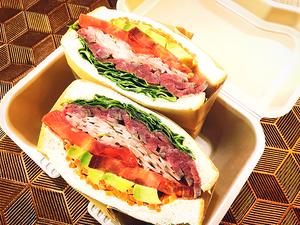 熟成ローストビーフとアボカドとトマトのサンドウィッチ