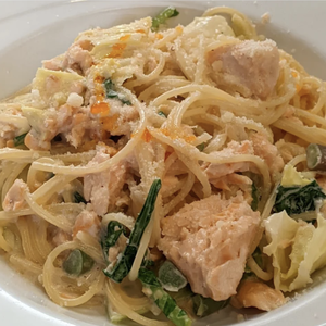 サーモンと季節野菜のトマトクリームパスタ