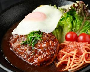 目玉焼きシャリアピンソースハンバーグ