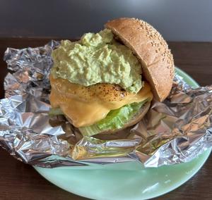 アボカドチーズバーガー