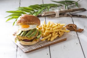 アボカドチーズバーガー