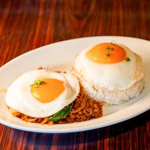【中】本場タイ人シェフ自慢のガパオライス ダブル目玉焼きのせ (ご飯250g)