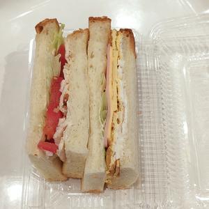 焼き卵とチキンのサンド