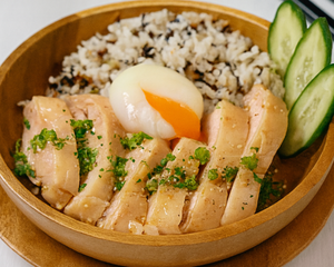 【温玉】16穀米ともも肉のカオマンガイ [Soft-Boiled Egg] Khao Man Gai  (Chicken Thigh)
