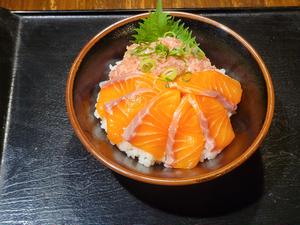サーモンネギトロ丼