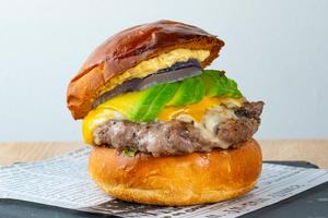 アボカドチーズバーガー
