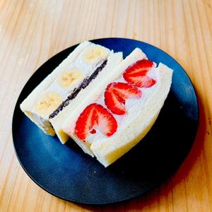 旬のいちごサンド＆バナナオレオサンド