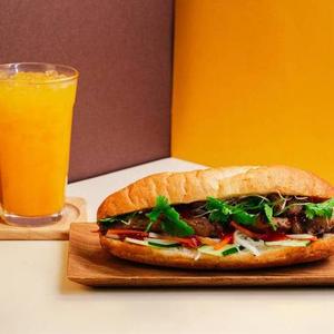 おすすめ 焼き鳥肉バインミー ジュースセット Grilled Chicken Banh Mi - Juice Set
