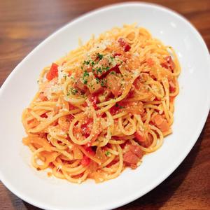 アマトリチャーナ(熟成パンチェッタとタマネギのトマトソースパスタ)