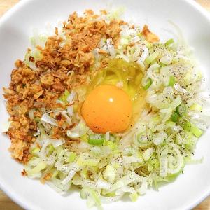 Wネギ釜玉中華そば(卵、ネギ、ブラックペッパー、フライドオニオン)