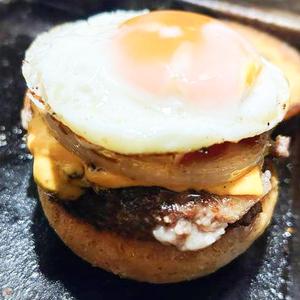 目玉焼きチーズバーガー(フレンチフライ付き)