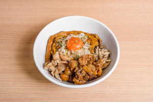 スパイスカレーまぜそばどて焼き乗せ