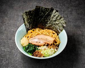 にんにくまぜそば(チャーシュー1枚・薬味ネキ・フライドオニオン・魚粉・ホウレン草・ノリ3枚・おろしニンニク)