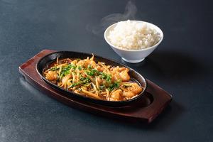 旨辛シロコロホルモン炒め丼