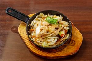 和牛とろホルモンとしま腸のホルモン野菜炒め