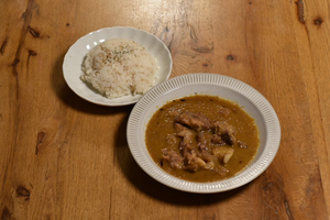 生ビールで煮込む すりおろし野菜の牛すじビアカレー