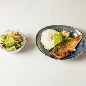 サバの旨味がしみる西京焼きランチ