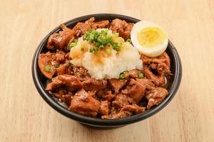 銘柄鶏とおろしポン酢の魯肉飯丼