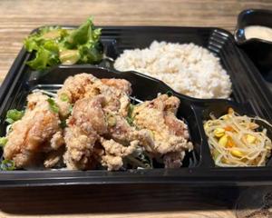 とりの唐揚げ麦とろ弁当
