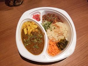 スパイスド出汁ポークカリーとスパイスド煮干チキンカリーのあいがけプレート