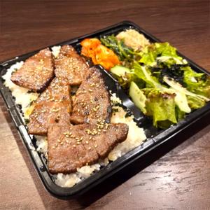 黒毛和牛 特選カルビボリューム弁当 キムチ ナムル サラダ付