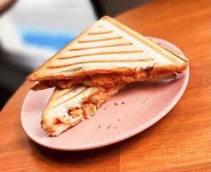 蒸し鶏のピザ風ホットサンド