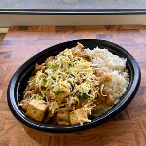 チーズ辛豚丼