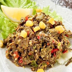 スパイシーヤギ肉サラダ