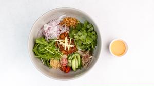 トムヤムチリトマトサラダ丼