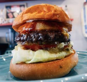 BBQ BURGER (SMORKED MAYONASE, CHEDDAR, ONION RINNGS,BBQ SAUCE) / バーベキューバーガー