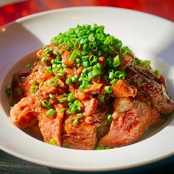 プレミアムアンガス牛のマウンテンステーキ丼(肉400gご飯200g)