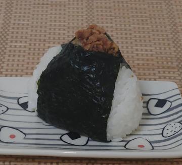 手結びおにぎりナンコツ入り鶏そぼろ