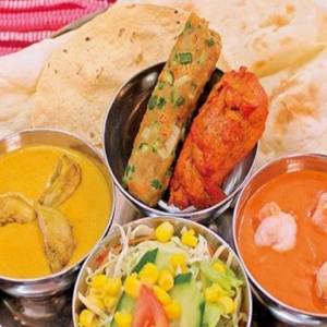 おひとり様2カレーセット(2 Curry chicken tikka seek kabab salad rice or naan Set)