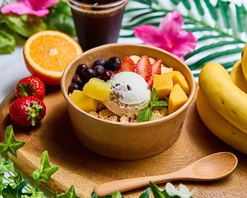 アサイーボウル＆ミックスフルーツのグリークヨーグルト Acai Bowl ＆ Mixed Fruit Greek Yogurt
