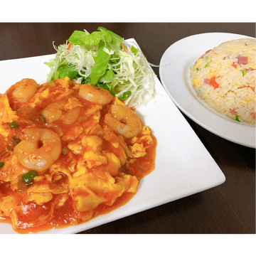 エビと玉子チリソースと五目チャーハンのプレート