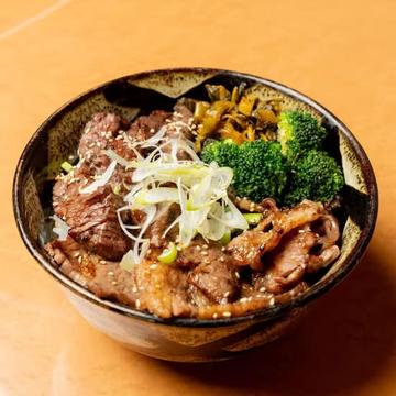 1880-炭焼き【【 豪華 】】4色【カルビ/ハラミ /黒毛和牛/牛タン】弁当