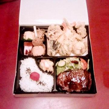 旨辛ステーキと天ぷら等の松花堂弁当