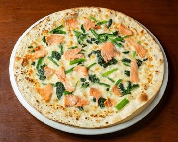 スモークサーモンとほうれん草のピッツァ