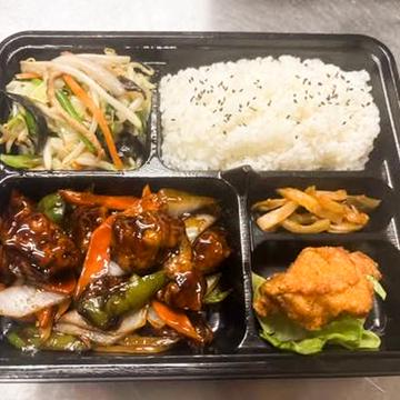 二種(黒酢豚、野菜炒め)おやつ楽しめる弁当