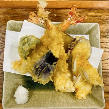 天ぷら盛り合わせ 天つゆ付(海老2本、イカ天、野菜天3種)