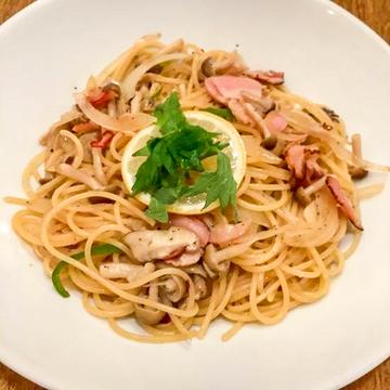 ベーコンとしめじパスタ