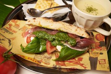 生ハムとカプレーゼのパニーノ スープセット