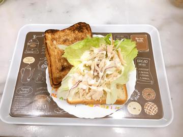 シャキシャキレタスとサラダチキンのホットサンド