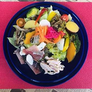 蒸し鶏サラダ＆生ハムとチーズのサラダ
