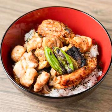 【とり九の看板商品】炭香る！焼鳥丼 Yakitoridon